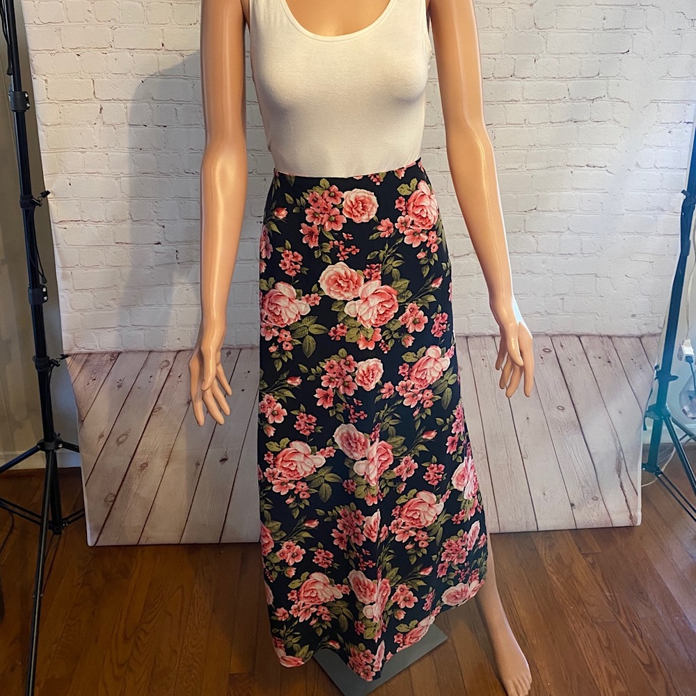 Forever 21 black & pink floral w/slits maxi skirt size smalll